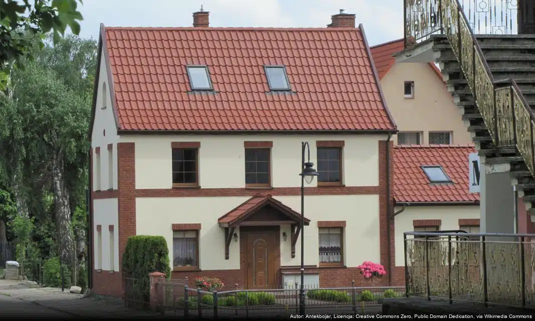 Lębork upamiętnia poległych funkcjonariuszy poprzez niebieską iluminację ratusza